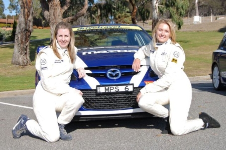 Melinda Both és Samantha Stevens a 260 lóerős, összkerékhajtású Mazda6 MPS előtt.
